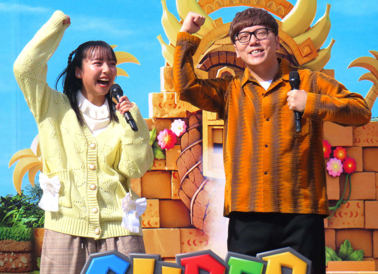 「PLAY WILD！チャレンジ」開幕セレモニーに登壇した、山之内すず（左）とHIKAKIN