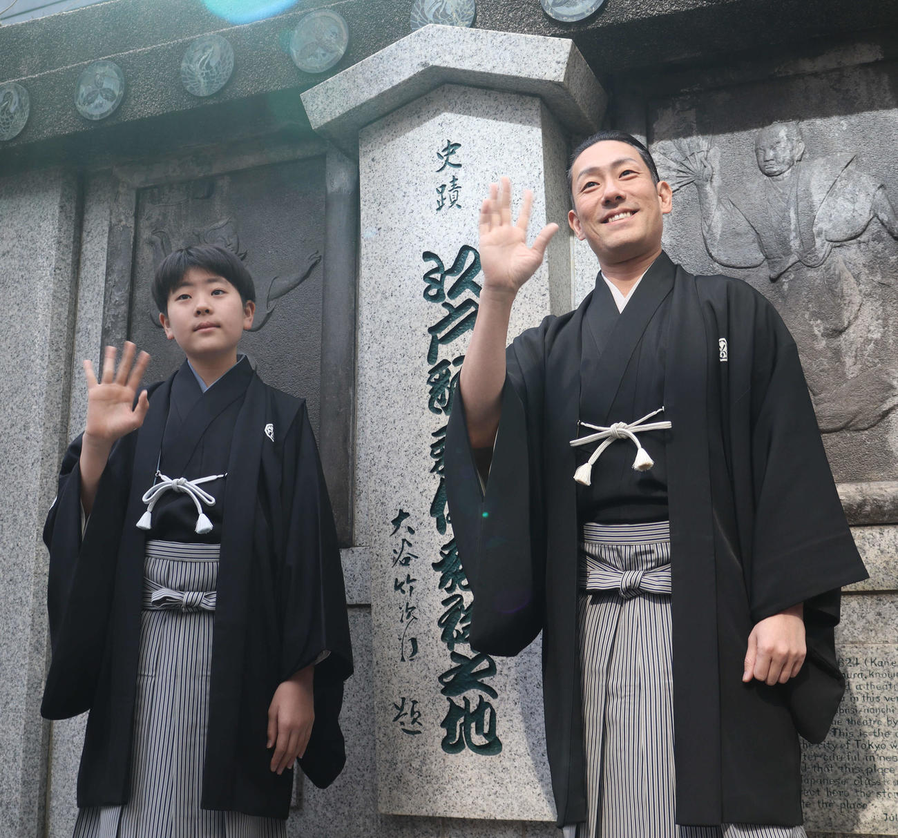「江戸歌舞伎発祥之地」記念碑を訪れた中村勘太郎（左）、中村勘九郎