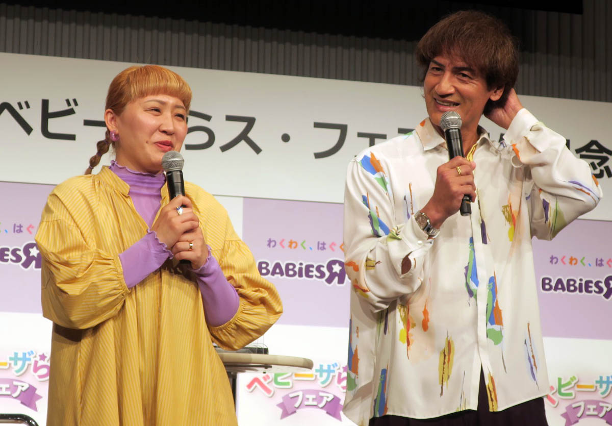 「ベビーザらス・フェア開催記念イベント」で。左から、丸山桂里奈、本並健治夫妻