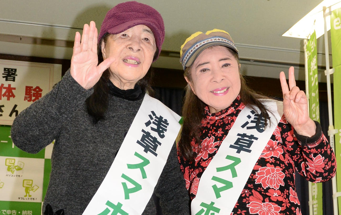 浅草税務署から「スマホ申告広報大使」を委嘱された、こまどり姉妹。姉の栄子（左）と妹の敏子