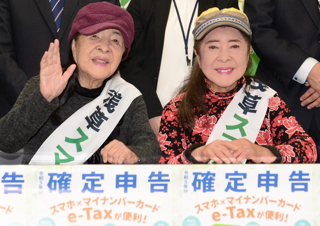 浅草税務署から「スマホ申告広報大使」を委嘱された、こまどり姉妹。姉の栄子（左）と妹の敏子