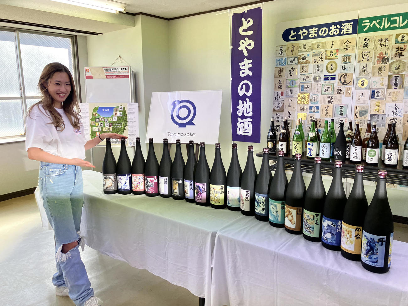 伊東楓さん（左）がデザインした「復興2024ボトル」