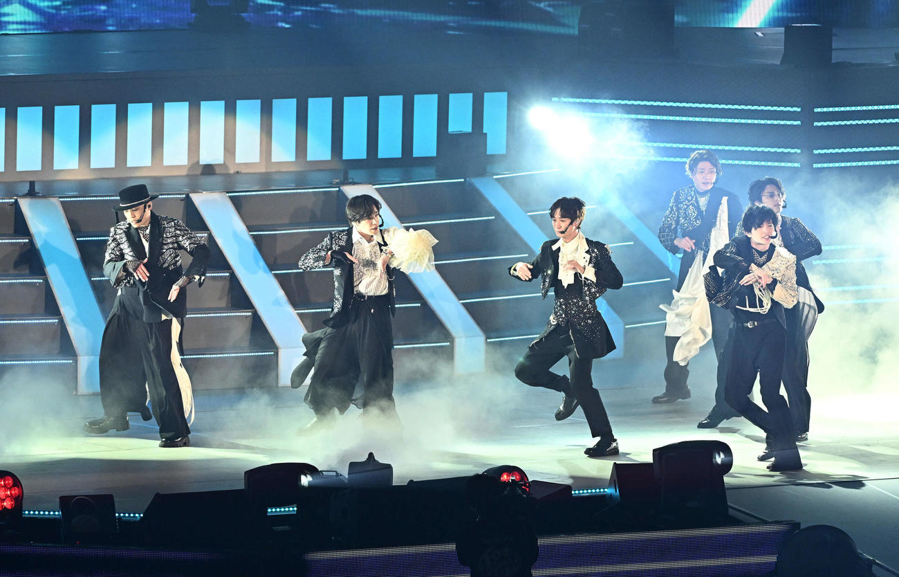 パフォーマンスをするKis－My－Ft2。左から二階堂高嗣、千賀健永、宮田俊哉、横尾渉、玉森裕太、藤ケ谷太輔（撮影・滝沢徹郎）