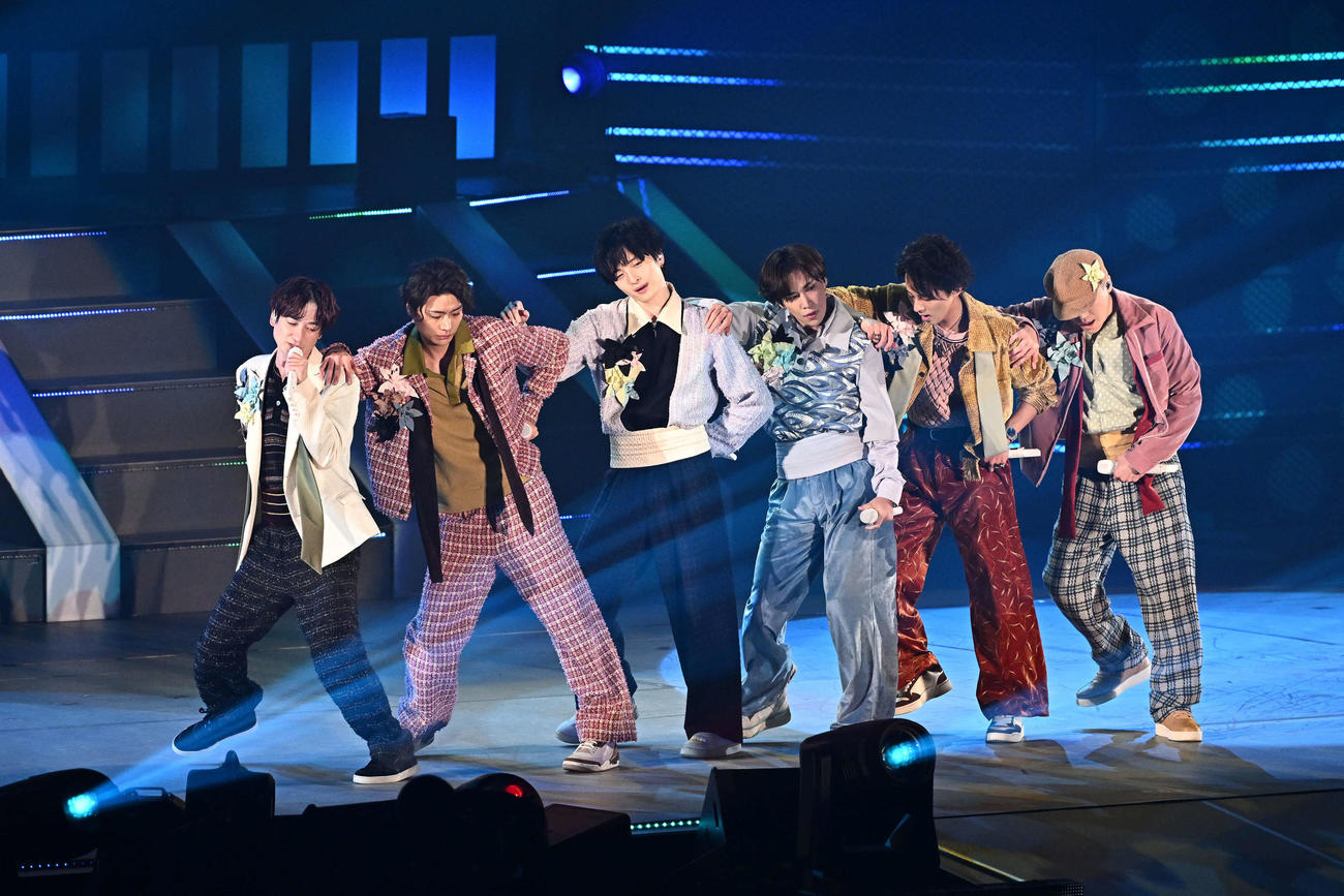 パフォーマンスをするKis－My－Ft2。左から宮田俊哉、横尾渉、玉森裕太、千賀健永、藤ケ谷太輔、二階堂高嗣（撮影・滝沢徹郎）