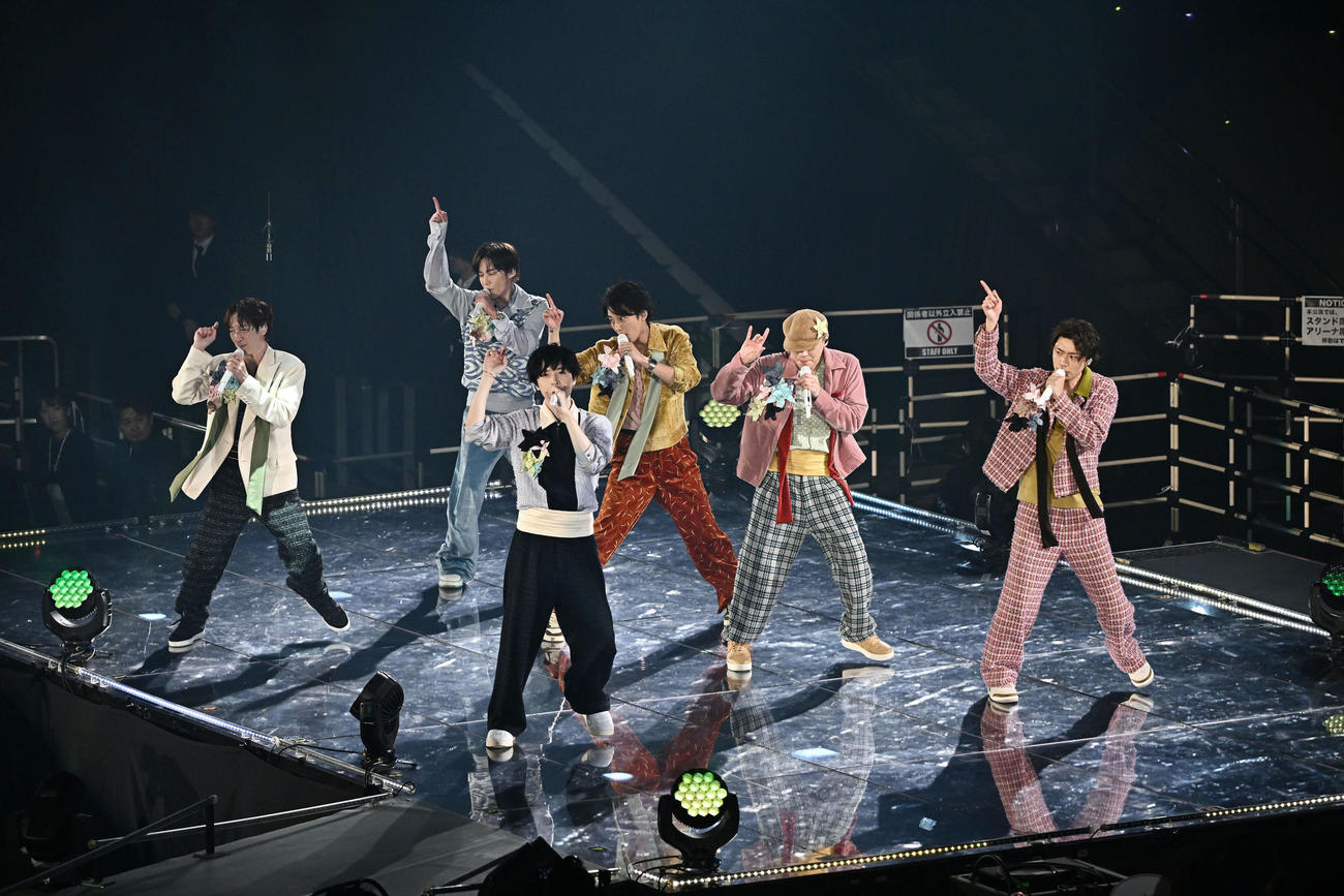 パフォーマンスをするKis－My－Ft2。左から宮田俊哉、千賀健永、玉森裕太、藤ケ谷太輔、二階堂高嗣、横尾渉（撮影・滝沢徹郎）
