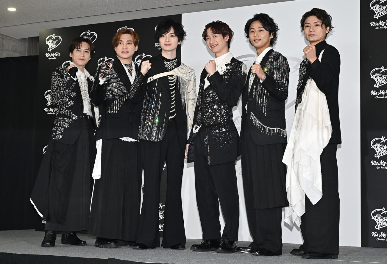 記念撮影するKis－My－Ftの、左から千賀健永、二階堂高嗣、玉森裕太、宮田俊哉、藤ケ谷太輔、横尾渉（撮影・滝沢徹郎）