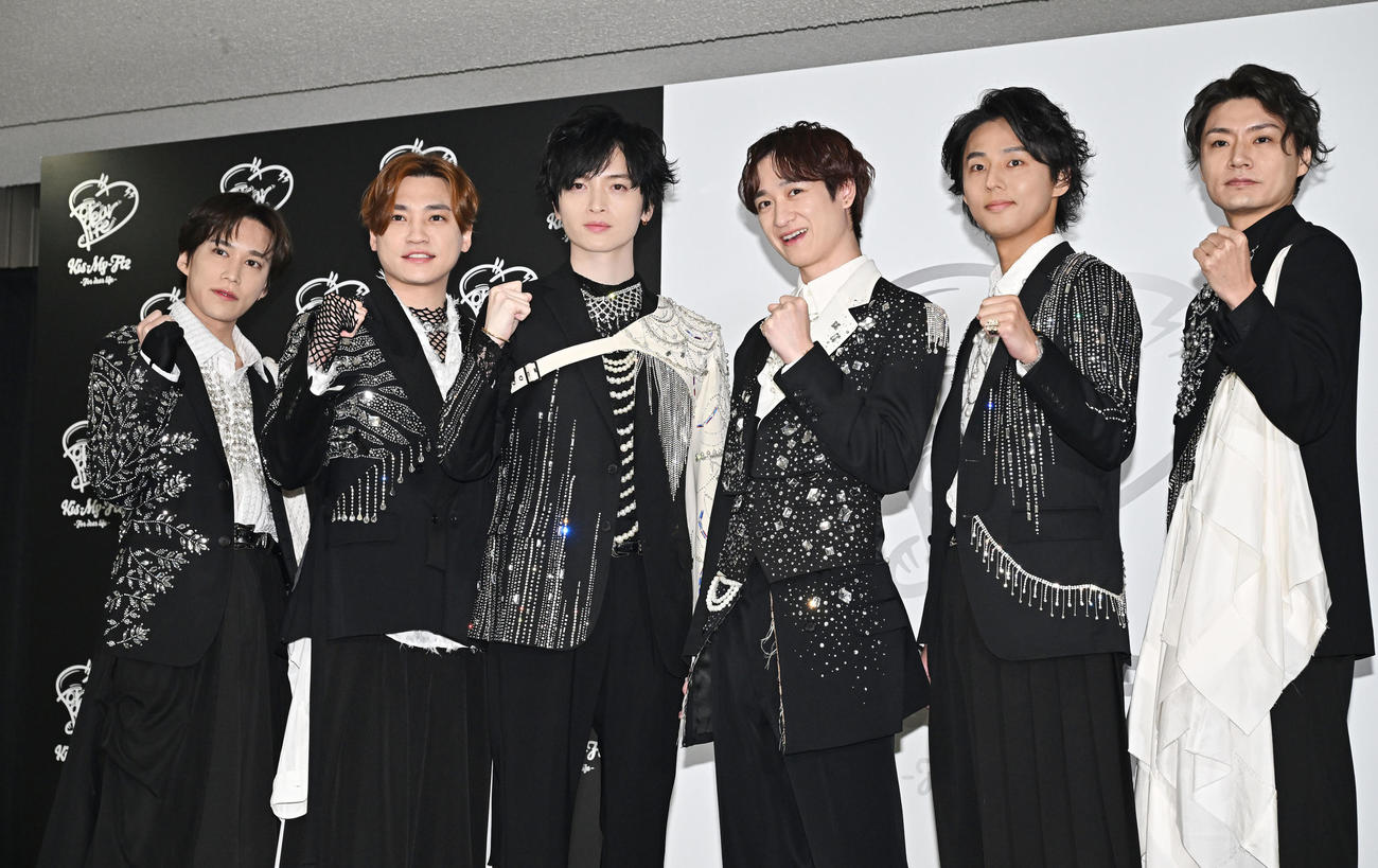 記念撮影するKis－My－Ftの、左から千賀健永、二階堂高嗣、玉森裕太、宮田俊哉、藤ケ谷太輔、横尾渉（撮影・滝沢徹郎）