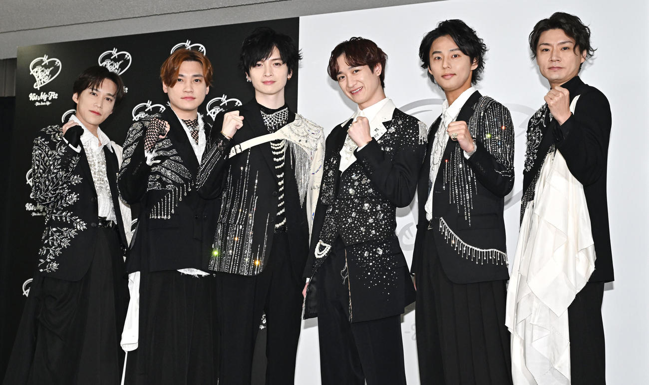 記念撮影するKis－My－Ftの、左から千賀健永、二階堂高嗣、玉森裕太、宮田俊哉、藤ケ谷太輔、横尾渉（撮影・滝沢徹郎）