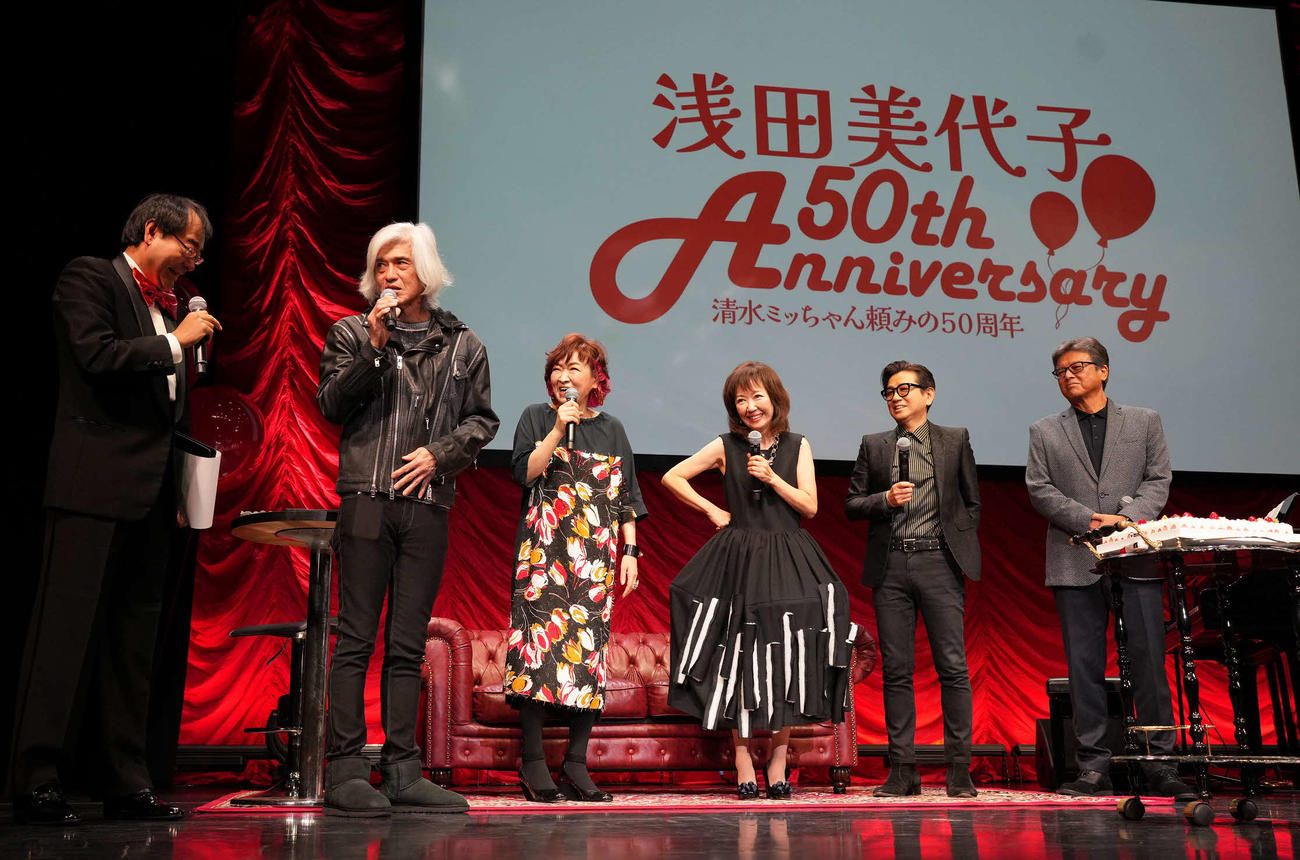 左から司会を務めた飯田浩司アナウンサー、佐藤浩市、清水ミチコ、浅田美代子、藤井フミヤ、三浦友和