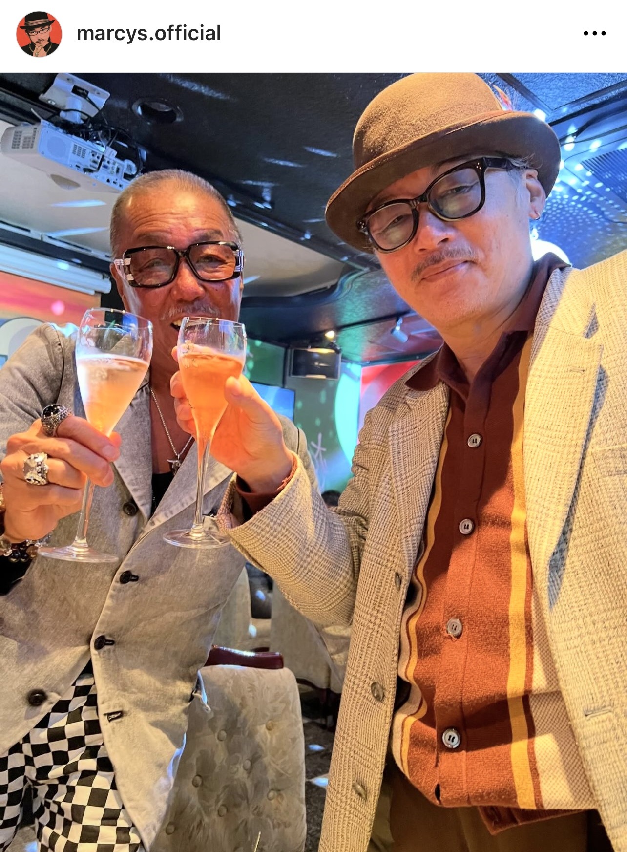 乾杯のグラスを持って笑顔の田代まさし氏とブラザー・コーン（田代まさし氏のインスタグラムから）
