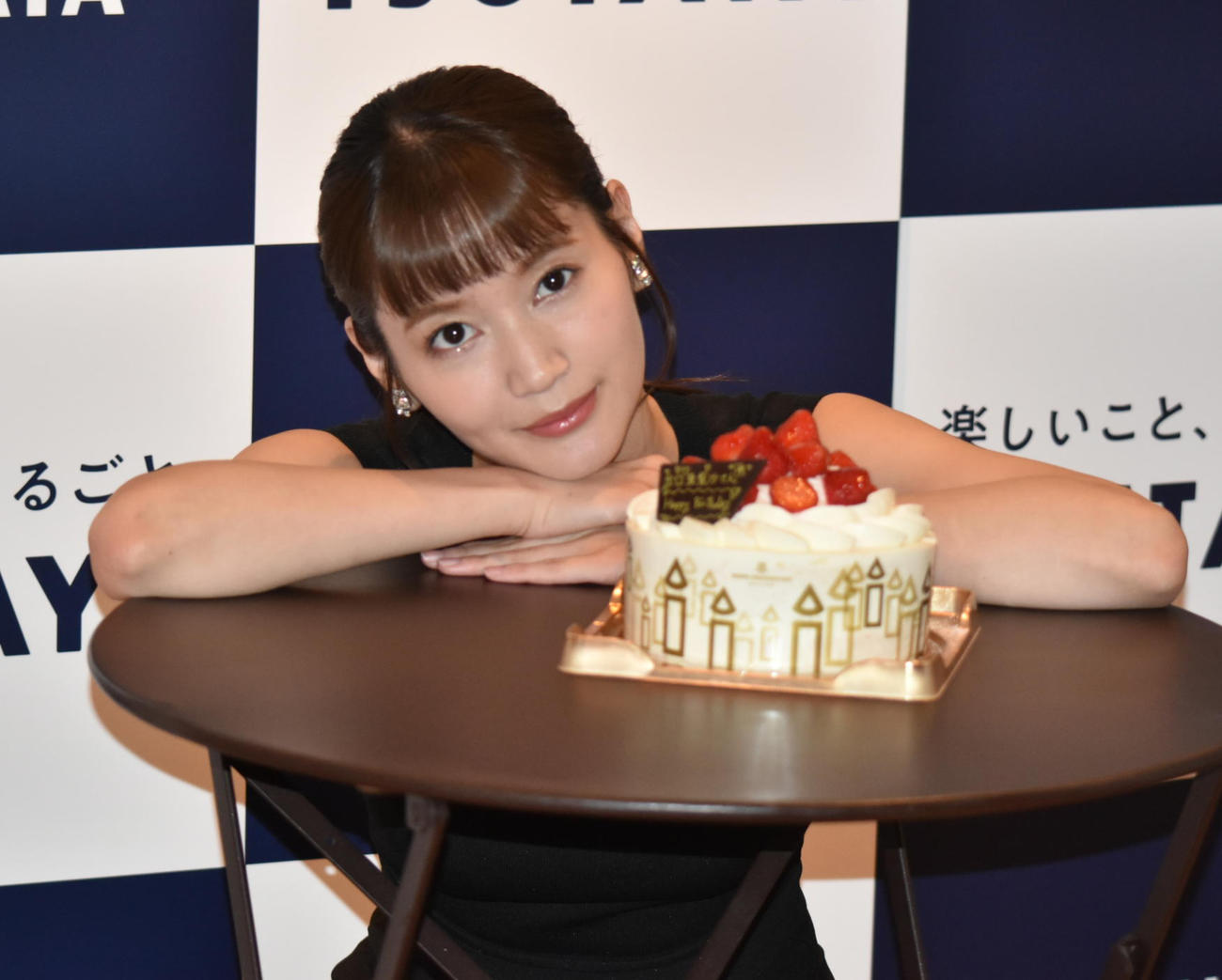 写真集「Essence」発売記念会見で誕生日ケーキで祝福される出口亜梨沙（23年9月撮影）