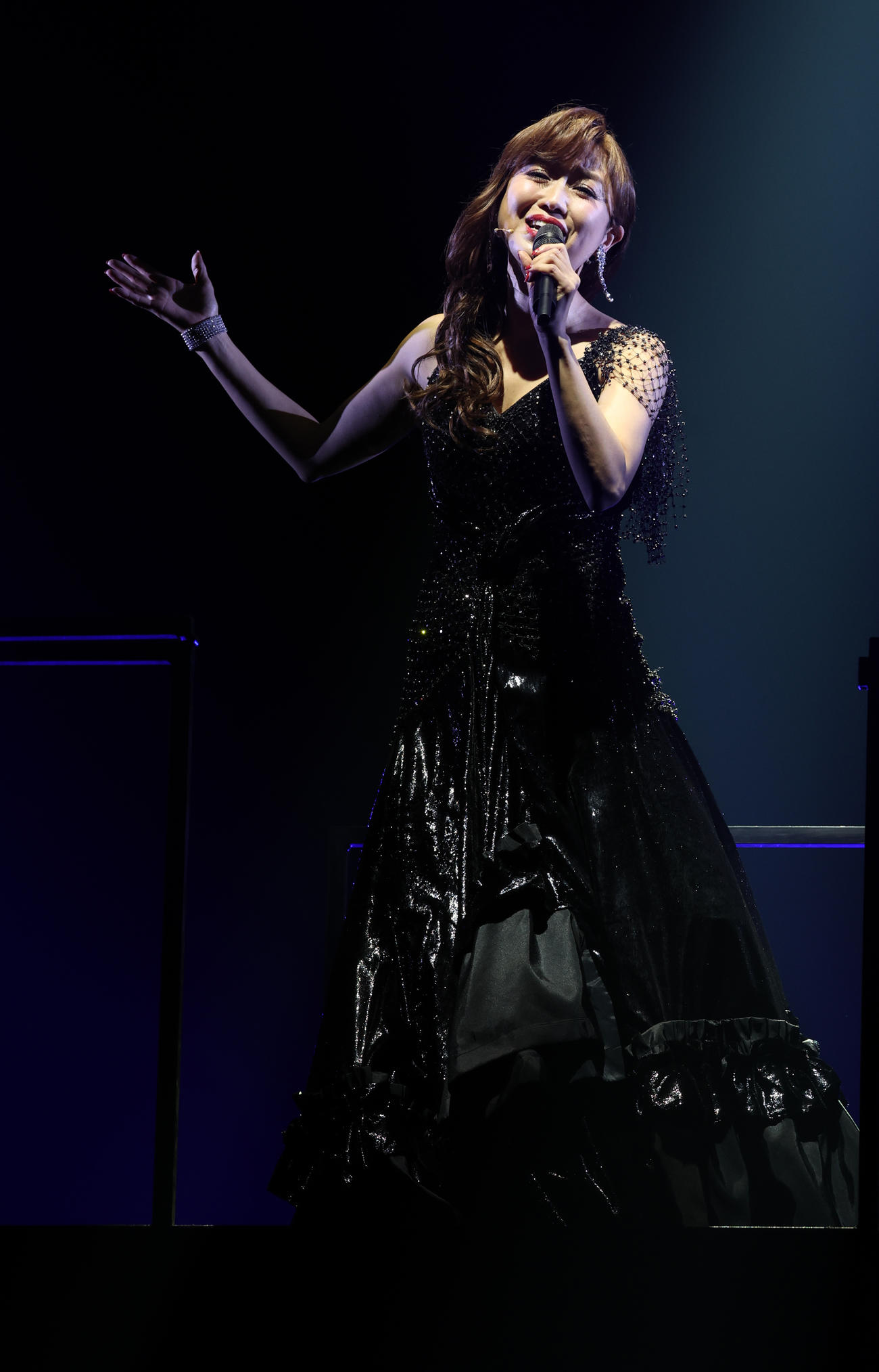 ミュージカル「ボディガード」のプレスコールで熱演する新妻聖子（撮影・中島郁夫）