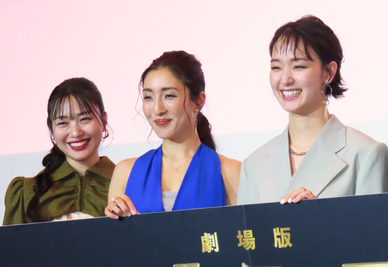 出演映画の舞台あいさつに出席した（左から）北原里英、文音、剛力彩芽