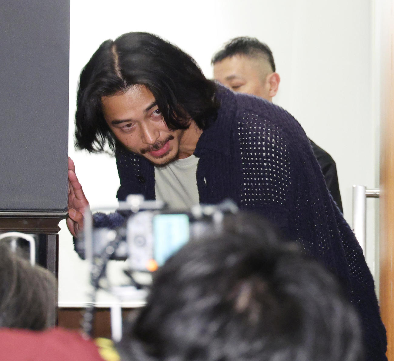 映画「WILL」初日舞台あいさつを終え一礼して退室する東出昌大（撮影・中島郁夫）
