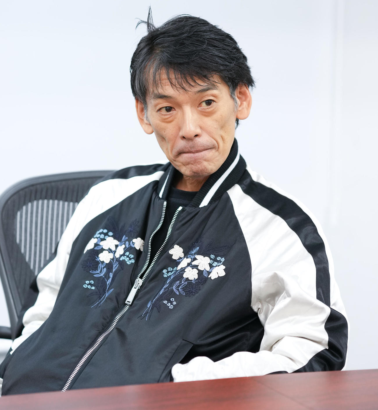 インタビューを受ける叶井俊太郎氏（23年11月撮影）