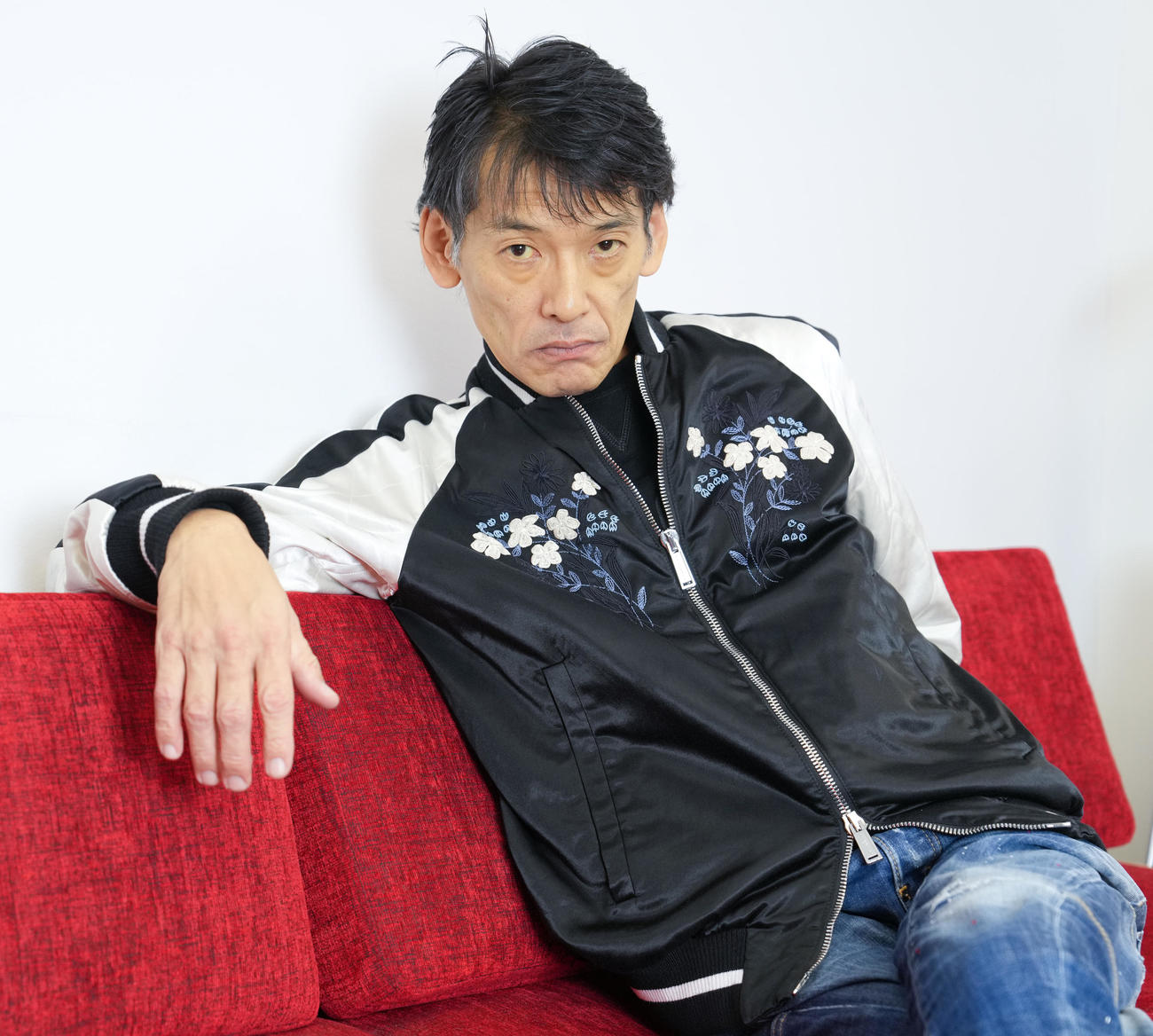 インタビューを受ける叶井俊太郎氏（23年11月撮影）