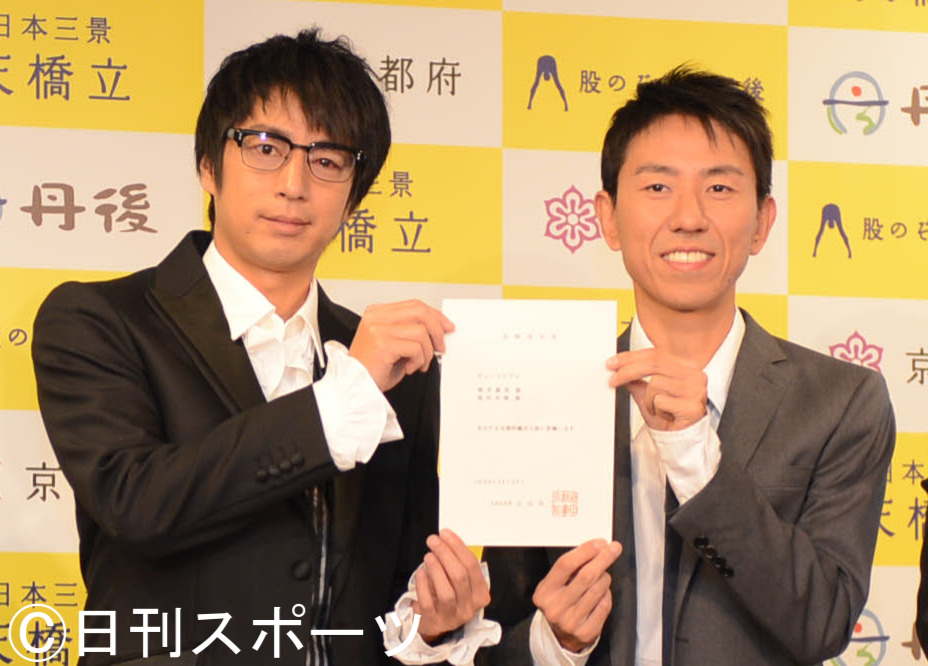 チュートリアルの徳井義実（左）と福田充徳（2012年11月27日撮影）