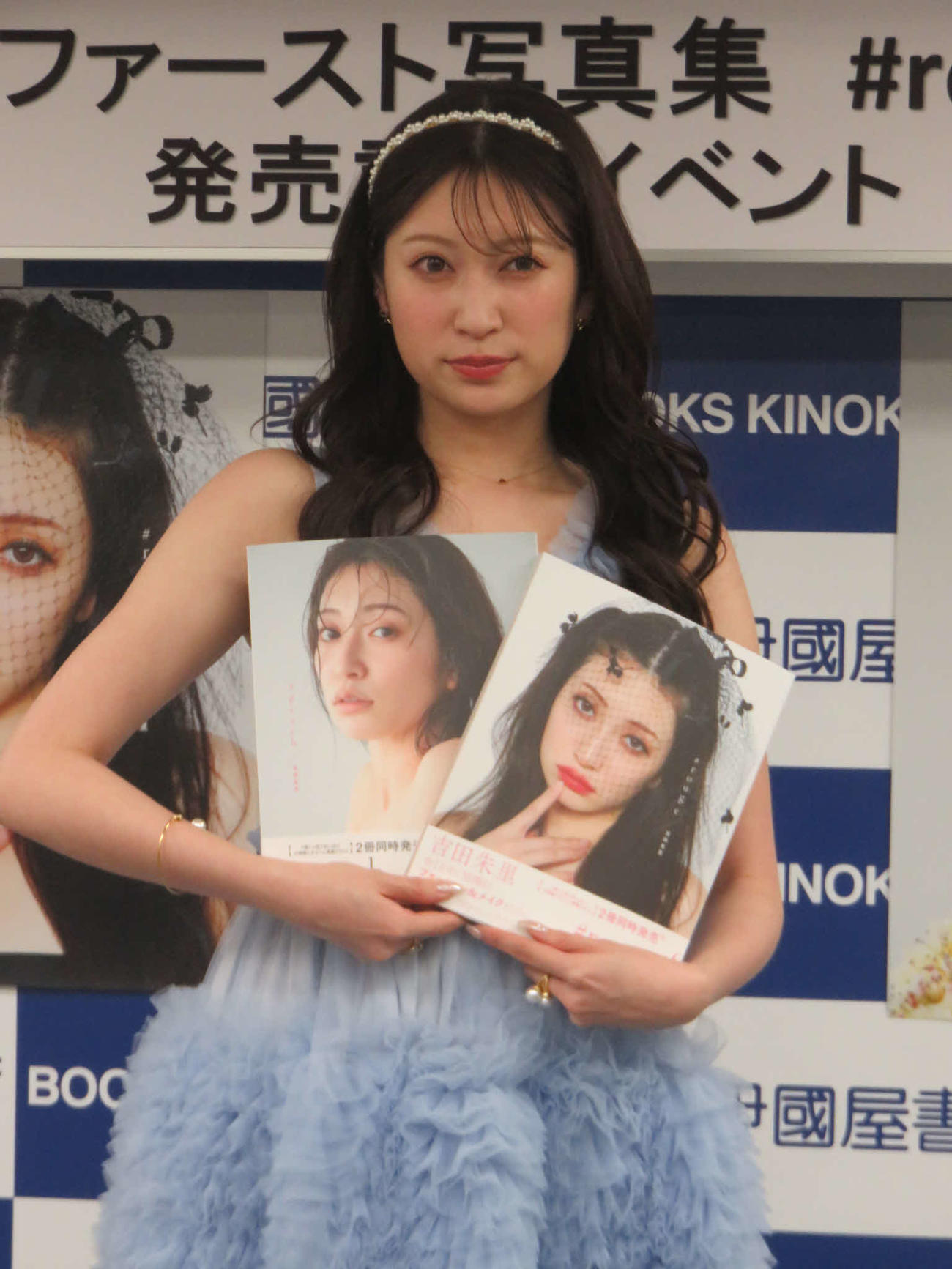 「吉田朱里ファースト写真集　♯rouge／♯peach」の発売記念イベントを行った吉田朱里