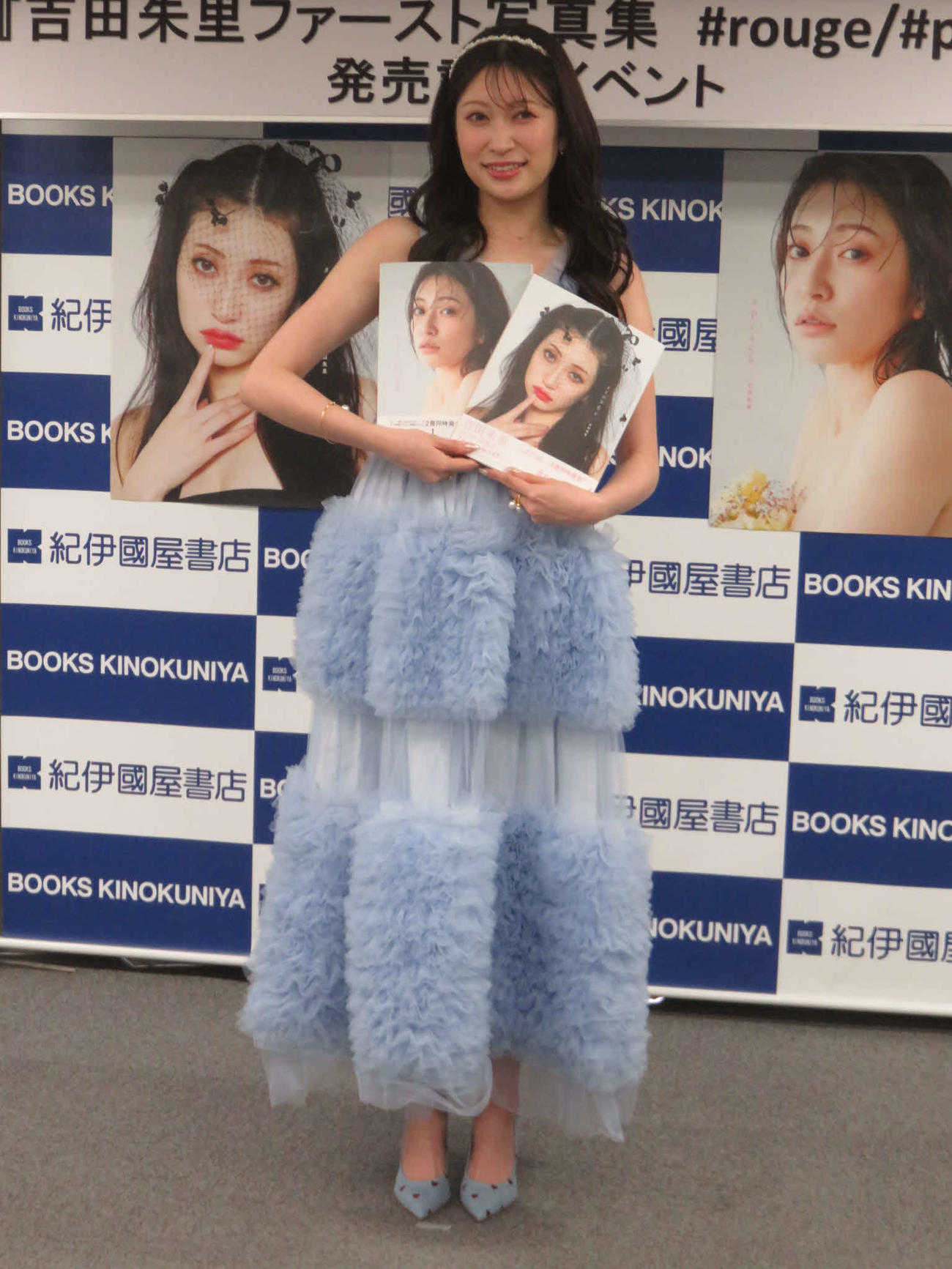 「吉田朱里ファースト写真集　♯rouge／♯peach」の発売記念イベントを行った吉田朱里