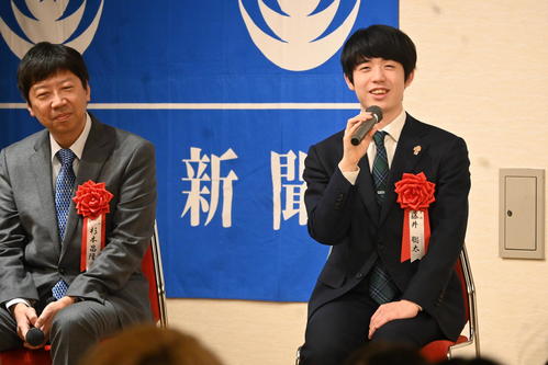 大阪府高槻市で行われた「第73期ALSOK杯王将戦 振り返り大盤解説会」でファンの質問に答える藤井聡太王将(右)、師匠の杉本昌隆八段(撮影・松浦隆司)