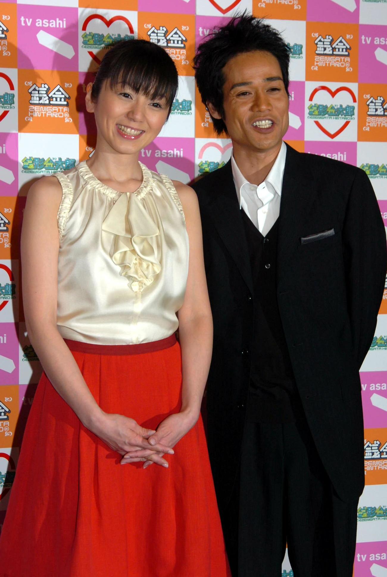 渡辺満里奈（左）とネプチューン名倉潤（2005年4月撮影）