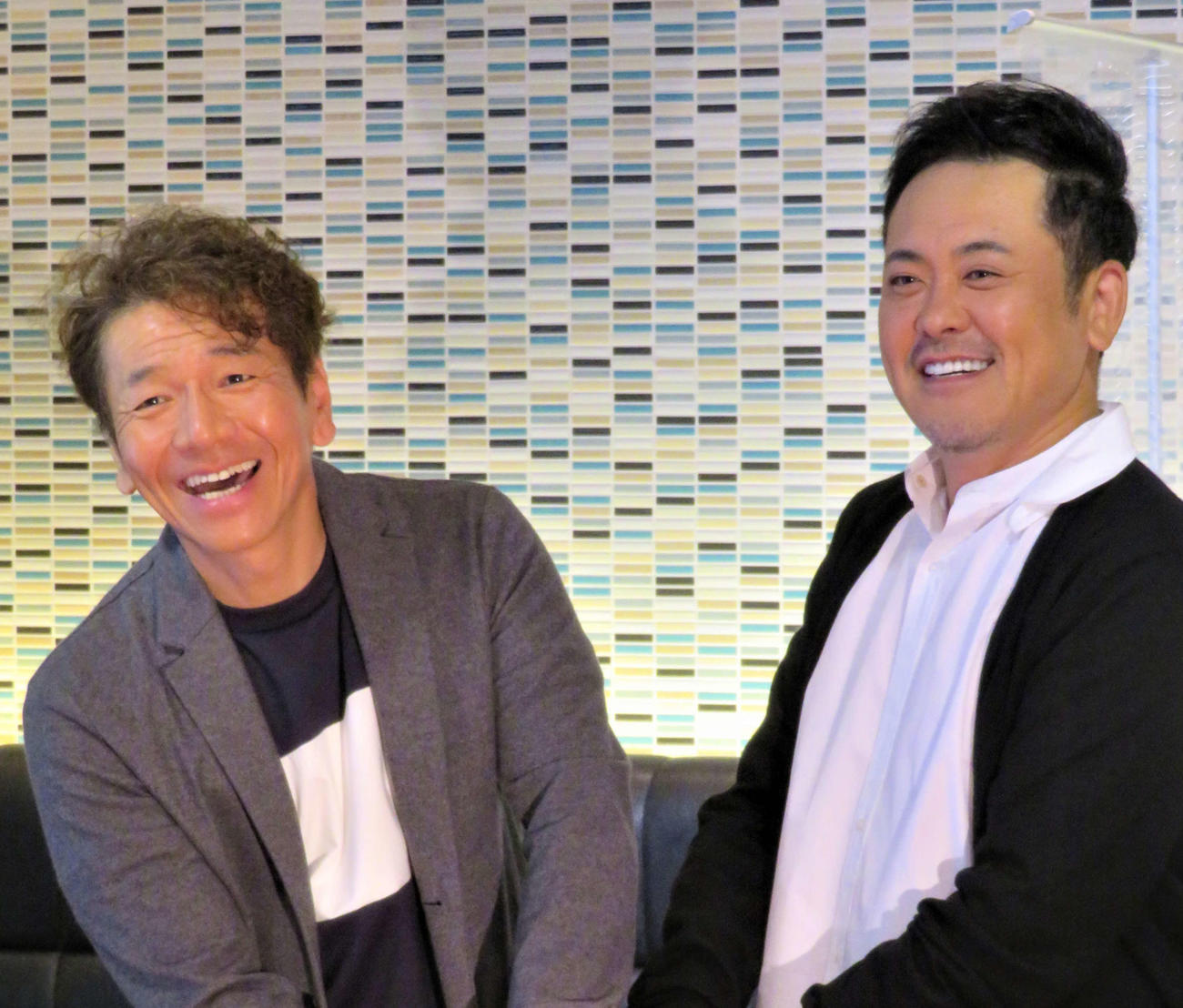 上田晋也（左）と有田哲平（2021年10月撮影）