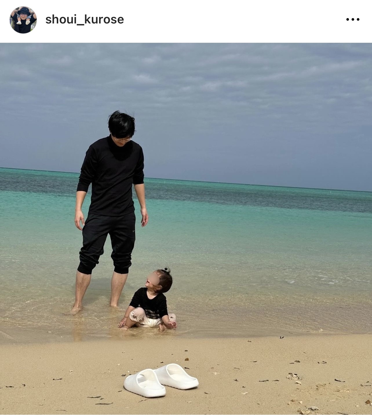 愛娘と沖縄の海で遊ぶ黒瀬翔生アナウンサー（黒瀬翔生アナウンサーのインスタグラムから）