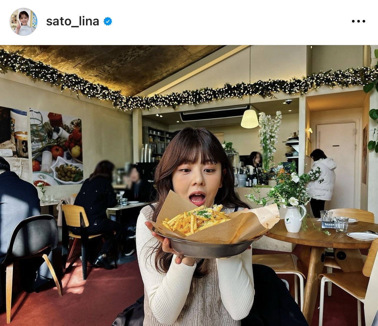 目を輝かせながら山盛りのフライドポテトを見つめて物欲しそうに口を開ける佐藤梨那アナウンサー（佐藤梨那アナウンサーのインスタグラムから）