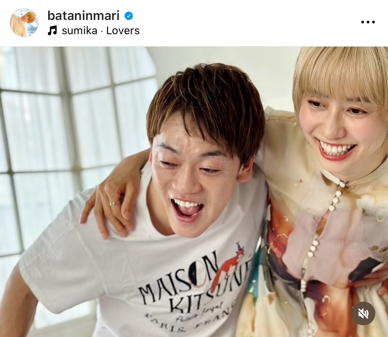 おばたのお兄さんと肩を組む妻の山崎夕貴アナウンサー（おばたのお兄さんのインスタグラムから）