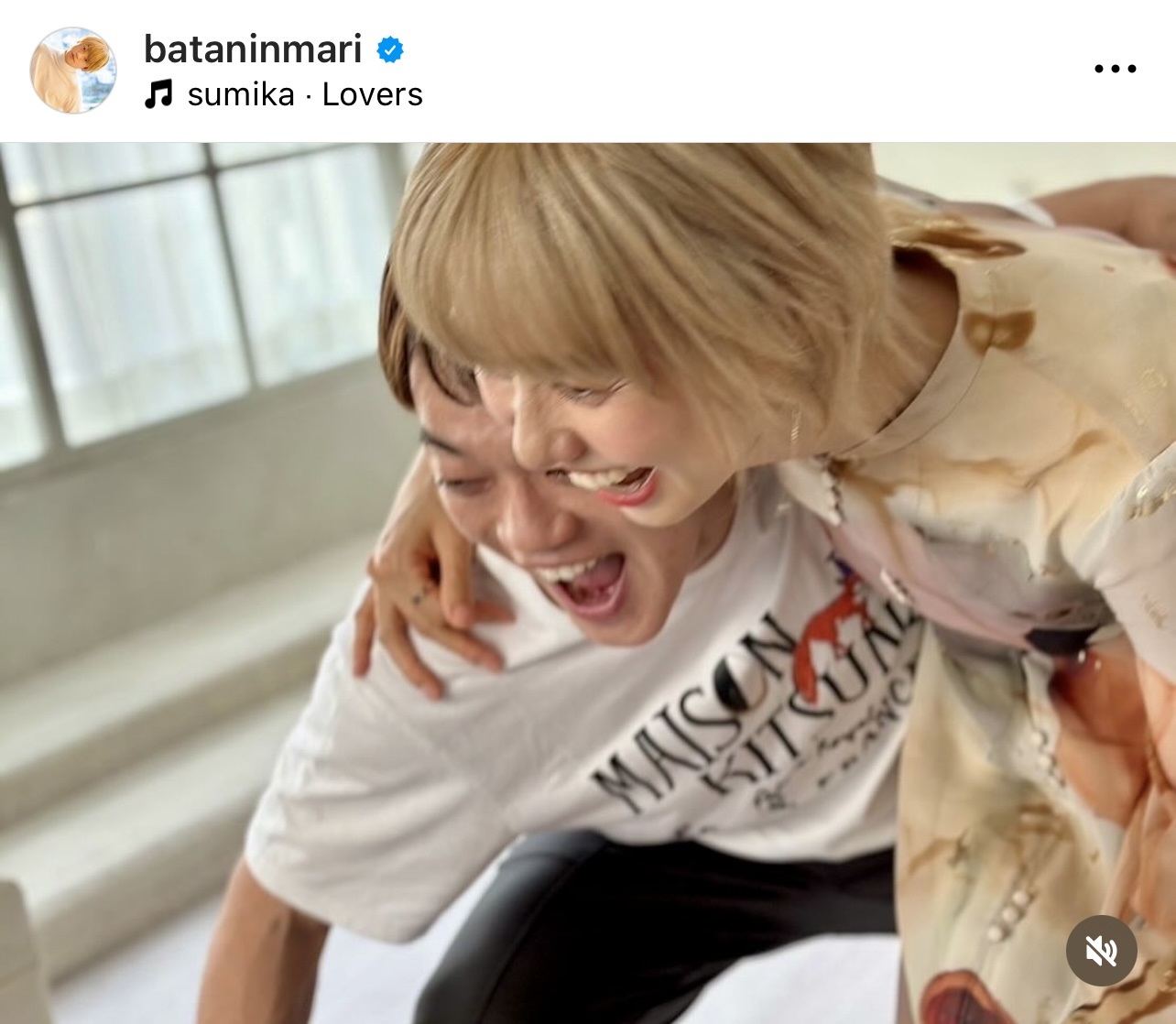 おばたのお兄さんと肩を組む妻の山崎夕貴アナウンサー（おばたのお兄さんのインスタグラムから）