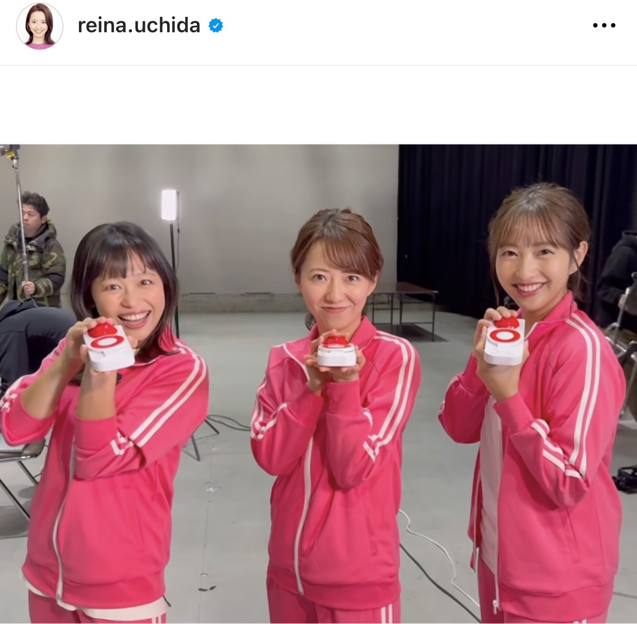 ピンクジャージ姿で早押しボタンを持つ内田嶺衣奈アナウンサーと、松﨑涼佳アナウンサー、藤本万梨乃アナウンサー（内田嶺衣奈アナウンサーのインスタグラムから）