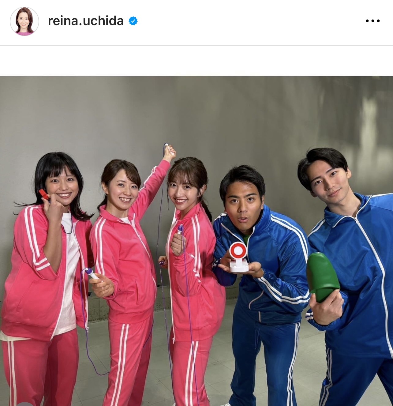 ジャージ姿でポーズをとる内田嶺衣奈アナウンサーと、松﨑涼佳アナウンサー、藤本万梨乃アナウンサー、山本賢太アナウンサー、東中健アナウンサー（内田嶺衣奈アナウンサーのインスタグラムから）