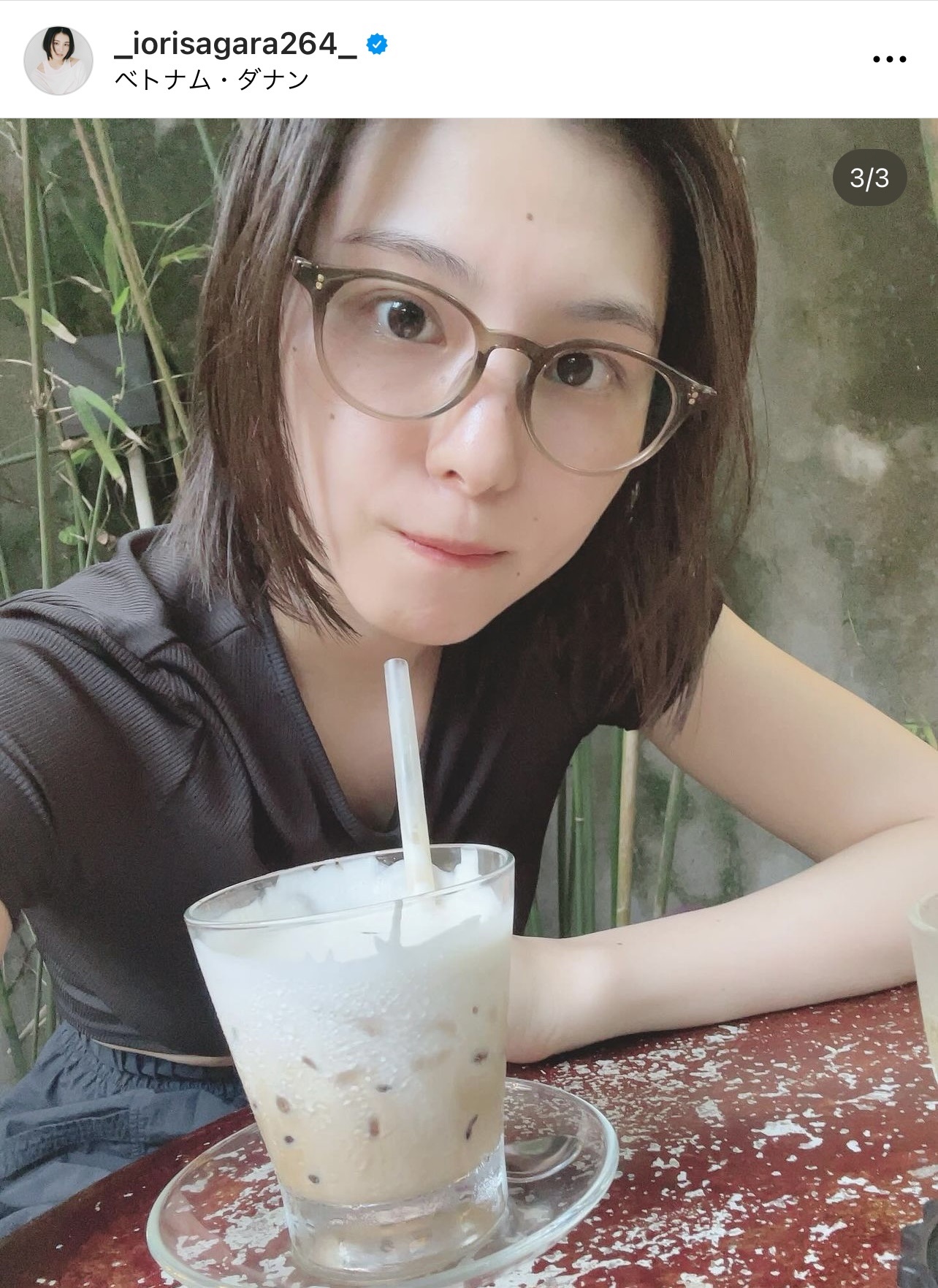 ベトナム・ダナンのカフェでくつろぐ相楽伊織（相楽伊織のインスタグラムから）