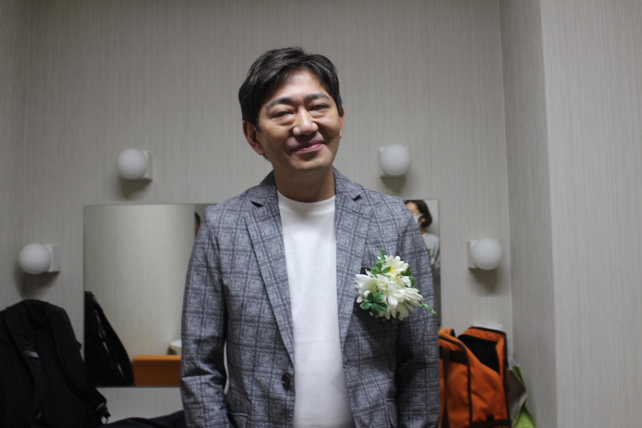 満席の観客を前に生前葬を行ったメッセンジャー黒田有