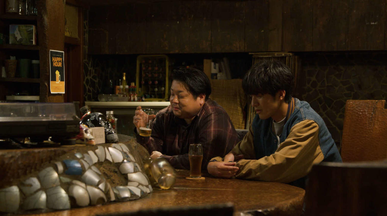 映画「あとがき」の場面写真。猪征大（右）ら