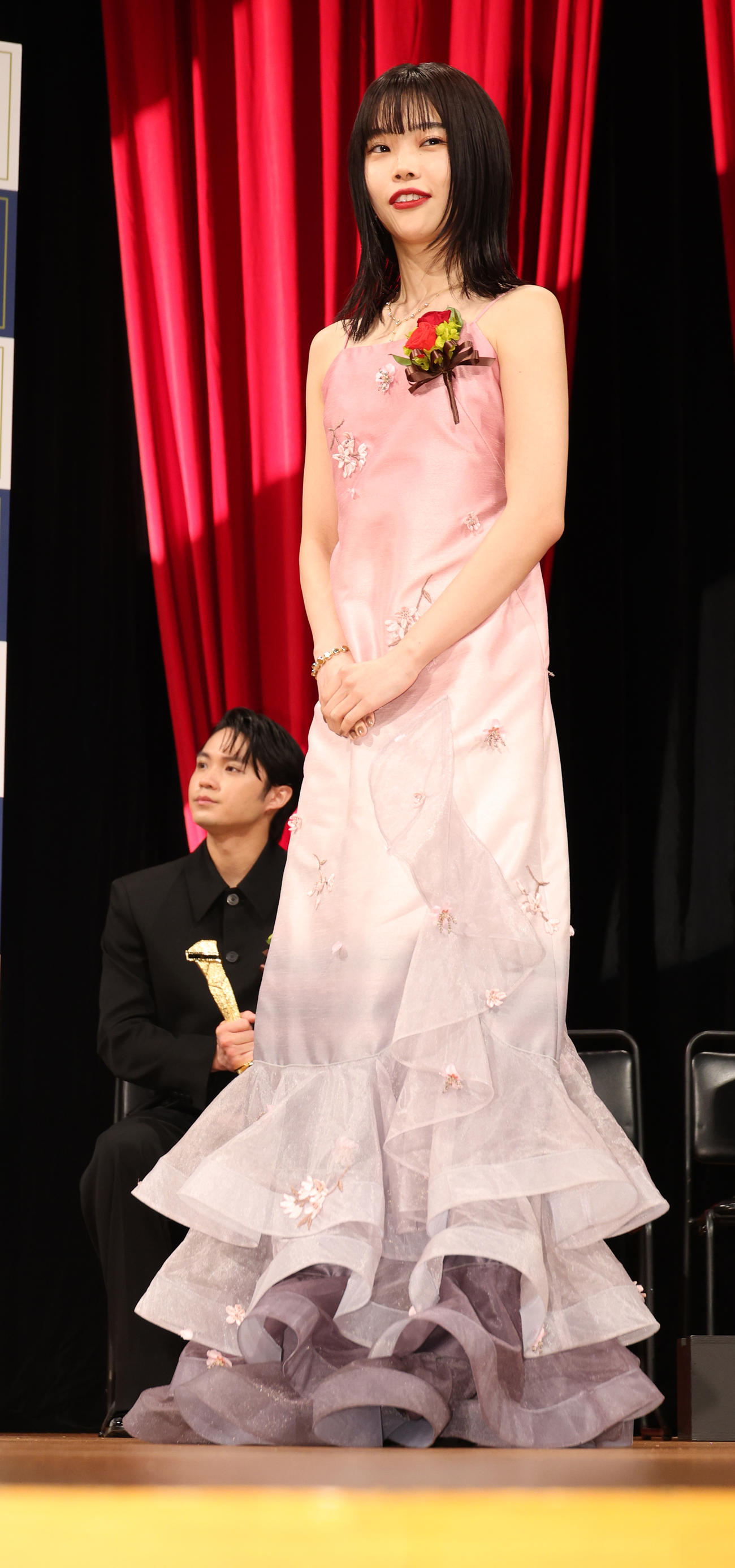 2023年第97回キネマ旬報ベスト・テン新人女優賞を受賞したアイナ・ジ・エンド。左は磯村勇斗（撮影・中島郁夫）