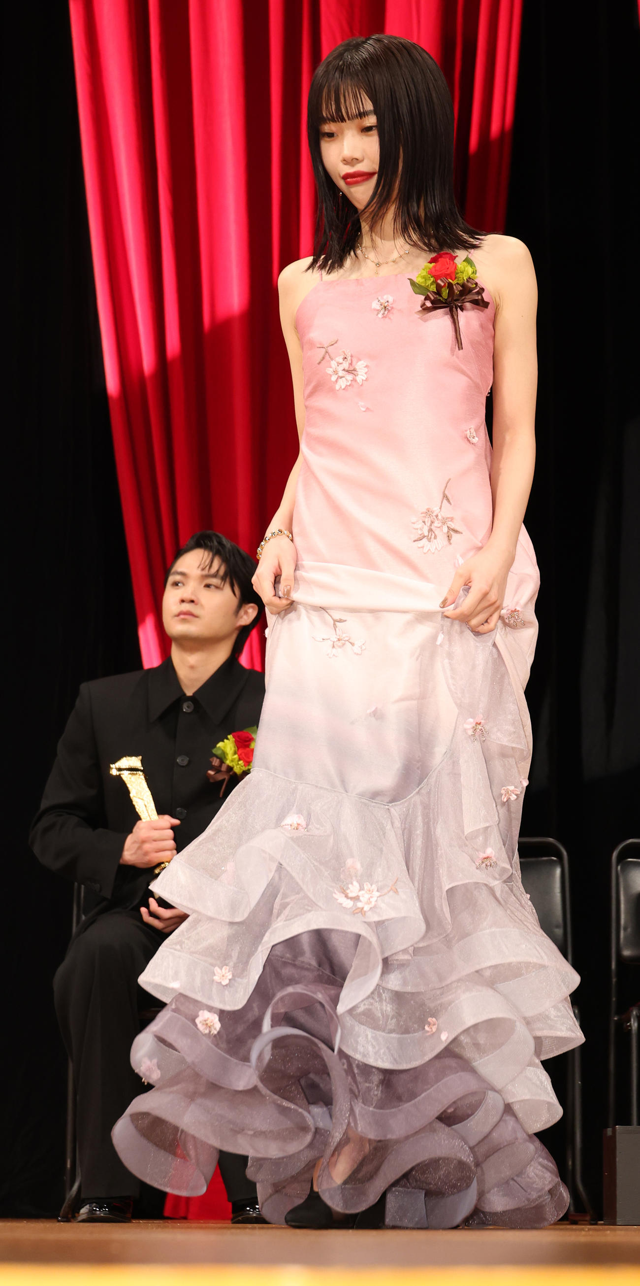 2023年第97回キネマ旬報ベスト・テン新人女優賞を受賞したアイナ・ジ・エンド。左は磯村勇斗（撮影・中島郁夫）
