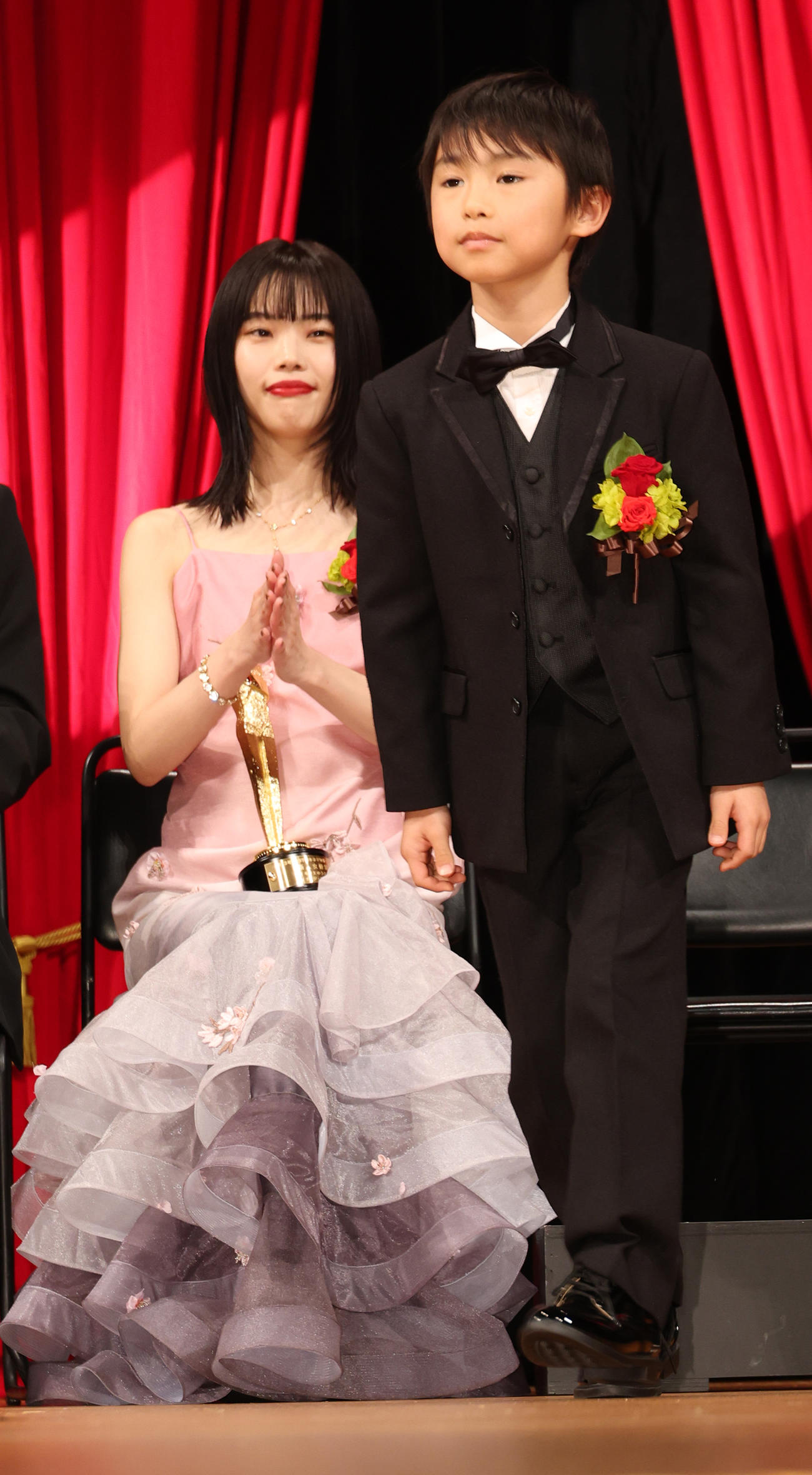 2023年第97回キネマ旬報ベスト・テン新人男優賞を受賞した塚尾桜雅。左はアイナ・ジ・エンド（撮影・中島郁夫）