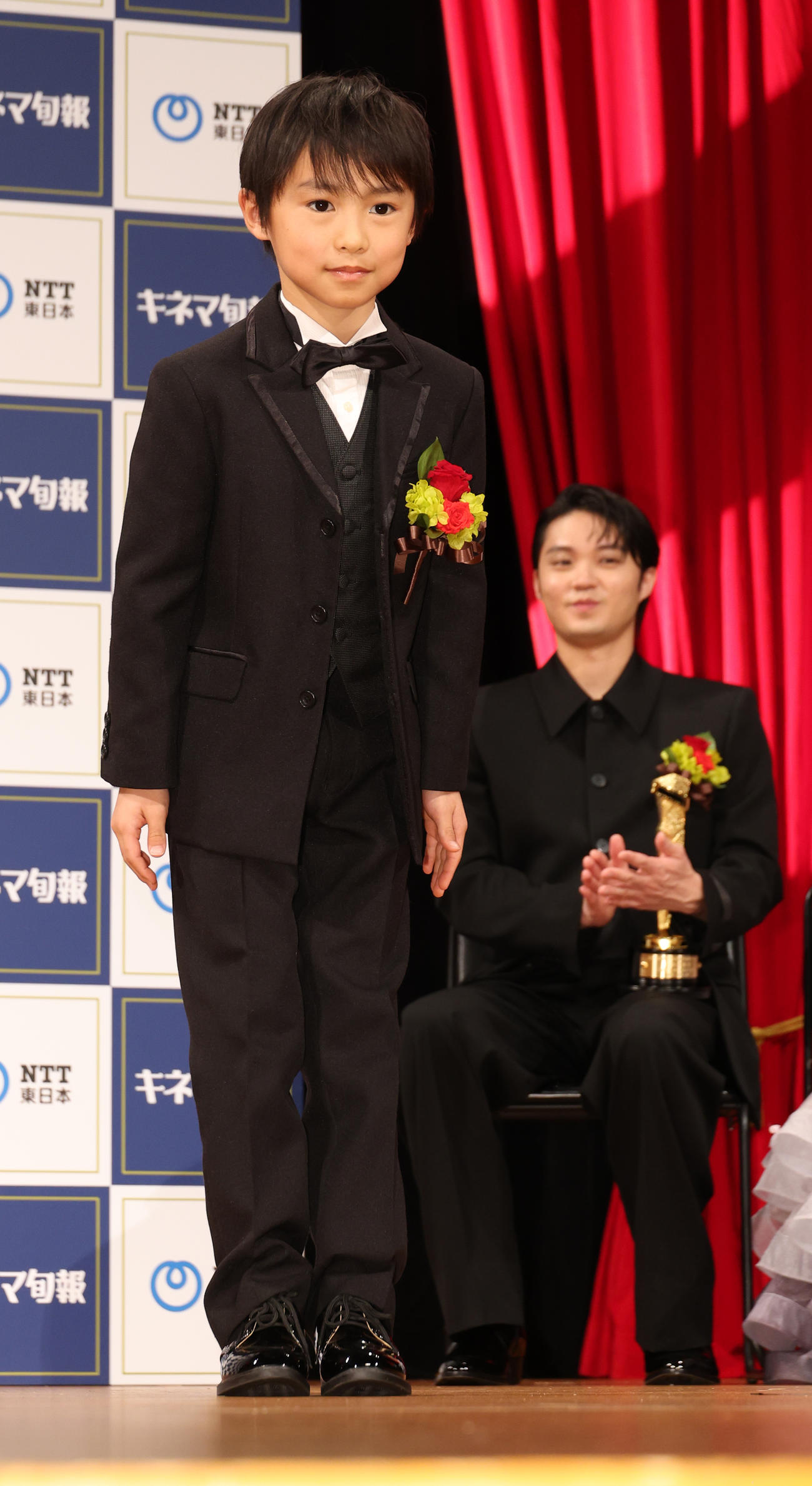 2023年第97回キネマ旬報ベスト・テン新人男優賞を受賞した塚尾桜雅。右は磯村勇斗（撮影・中島郁夫）