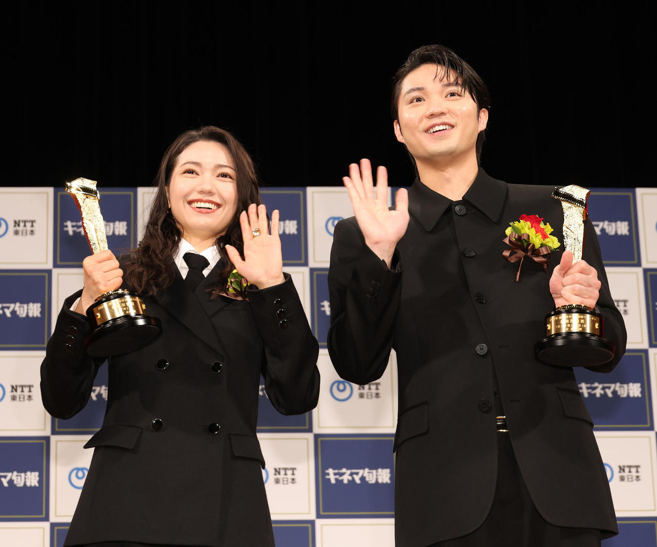 2023年第97回キネマ旬報ベスト・テン助演女優賞の二階堂ふみ（左）と助演男優賞を受賞した磯村勇斗（撮影・中島郁夫）