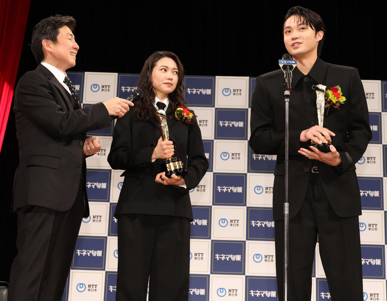 2023年第97回キネマ旬報ベスト・テン助演女優賞の二階堂ふみ（中央）と助演男優賞を受賞した磯村勇斗。左端は笠井信輔アナウンサー（撮影・中島郁夫）