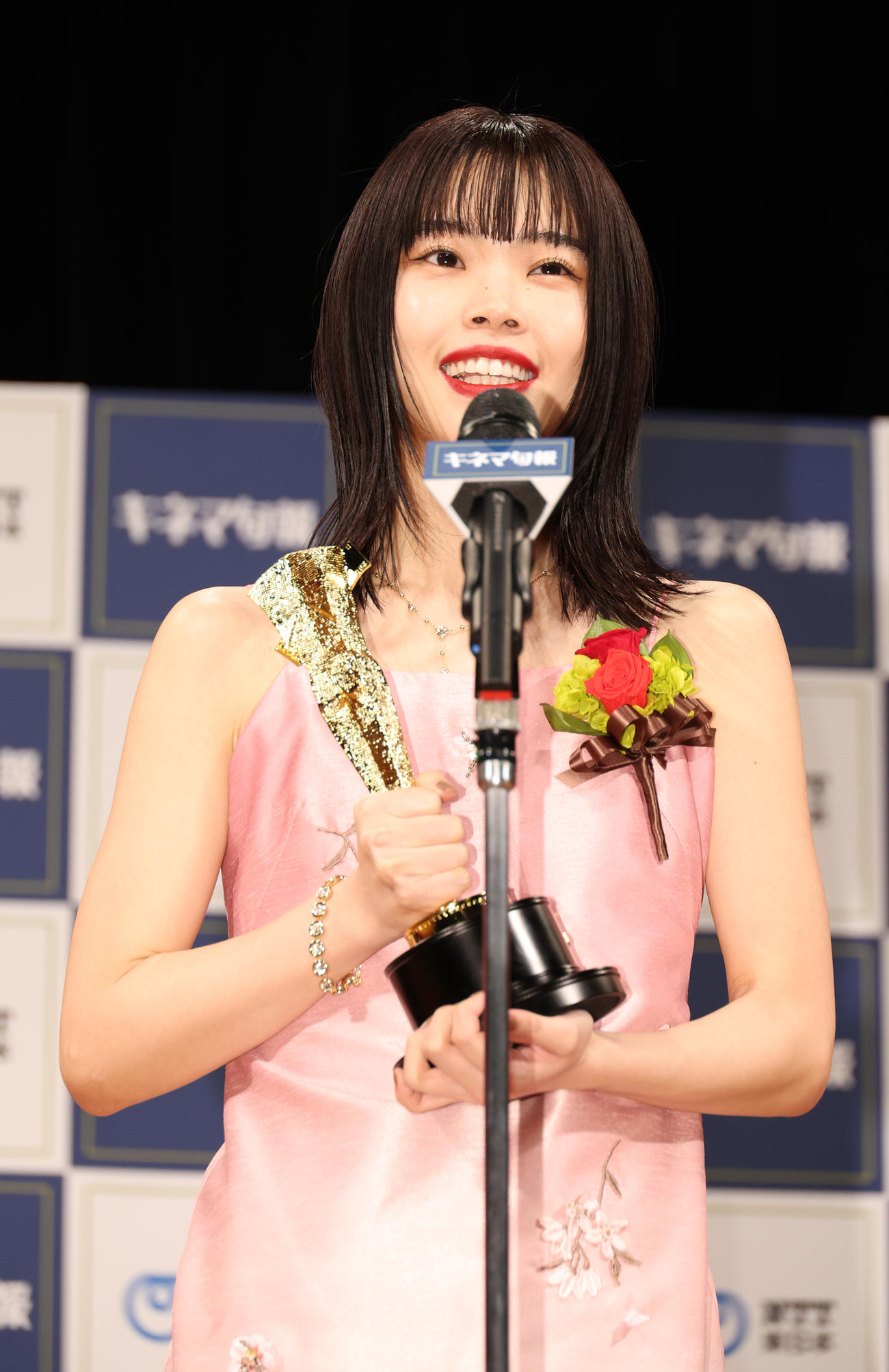 2023年第97回キネマ旬報ベスト・テン新人女優賞を受賞したアイナ・ジ・エンド（撮影・中島郁夫）