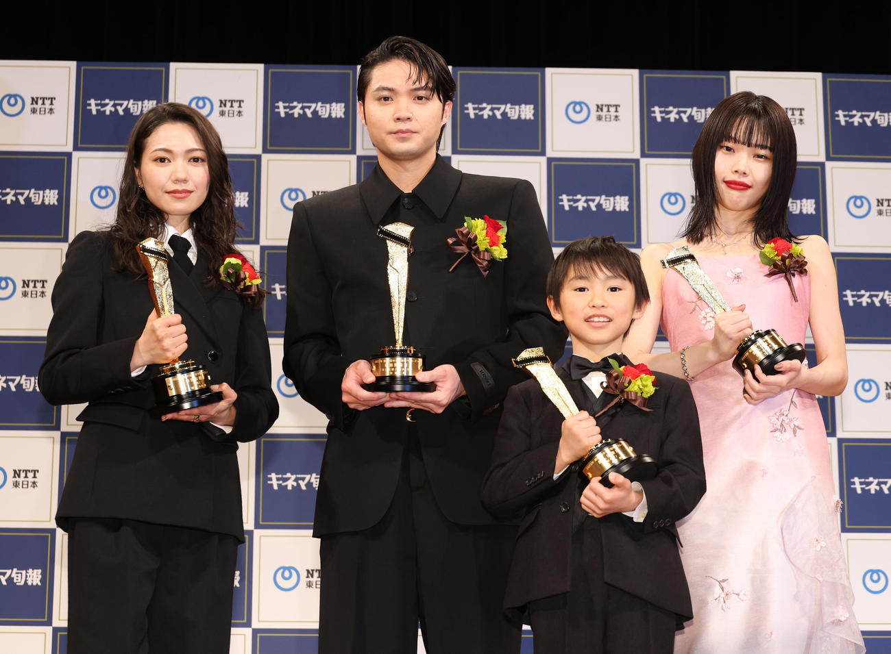 2023年第97回キネマ旬報ベスト・テン各賞受賞者。左から助演男優賞の磯村勇斗、助演女優賞の二階堂ふみ、新人男優賞の塚尾桜雅、新人女優賞のアイナ・ジ・エンド（撮影・中島郁夫）