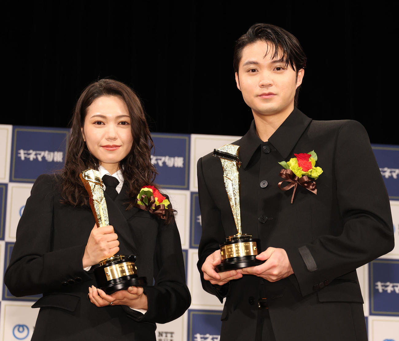 2023年第97回キネマ旬報ベスト・テン助演女優賞の二階堂ふみ（左）と助演男優賞を受賞した磯村勇斗（撮影・中島郁夫）