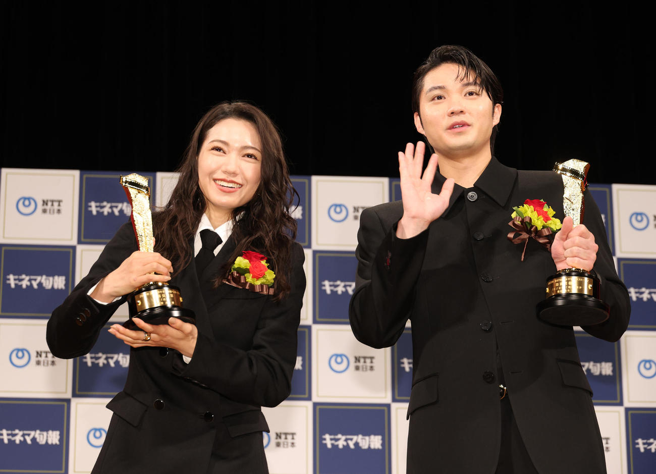2023年第97回キネマ旬報ベスト・テン助演女優賞の二階堂ふみ（左）と助演男優賞を受賞した磯村勇斗（撮影・中島郁夫）