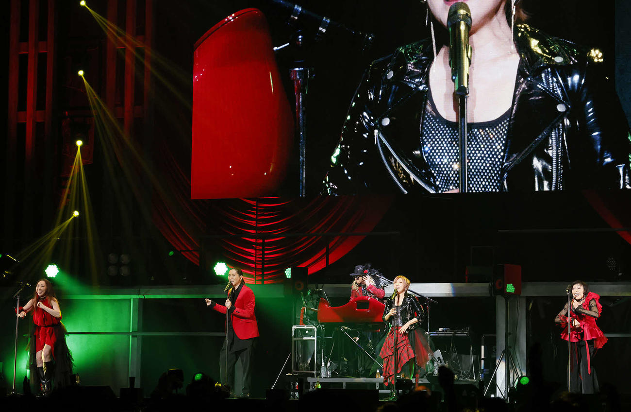 「TRF 30th Anniversary Live at　日本武道館『past and future．』」でパフォーマンスする、左からCHIHARU、SAM、DJ KOO、YU－KI、ETSU