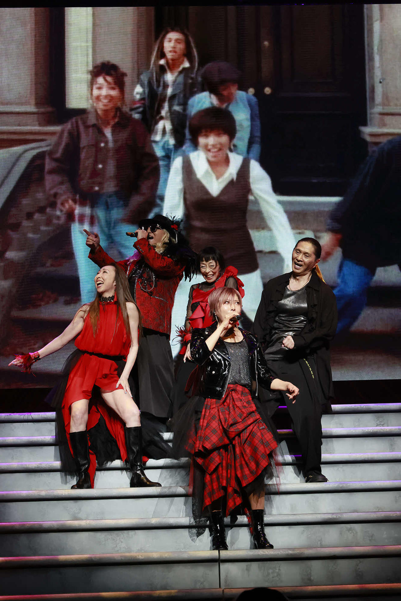 「TRF 30th Anniversary Live at　日本武道館『past and future．』」でパフォーマンスする、下から時計回りにYU－KI、CHIHARU、DJ KOO、ETSU、SAM
