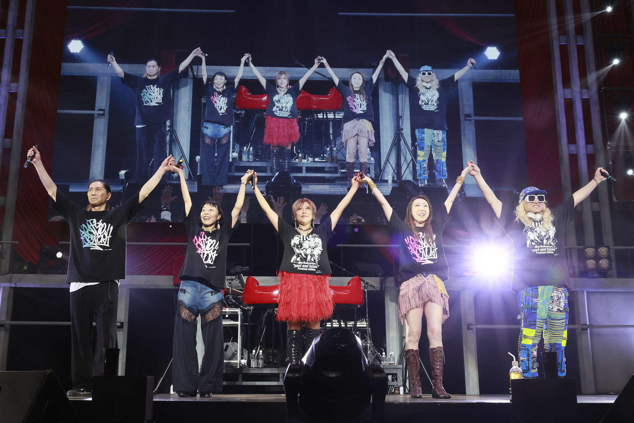 「TRF 30th Anniversary Live at　日本武道館『past and future．』」フィナーレであいさつする、左からSAM、ETSU、YU－KI、CHIHARU、DJ KOO