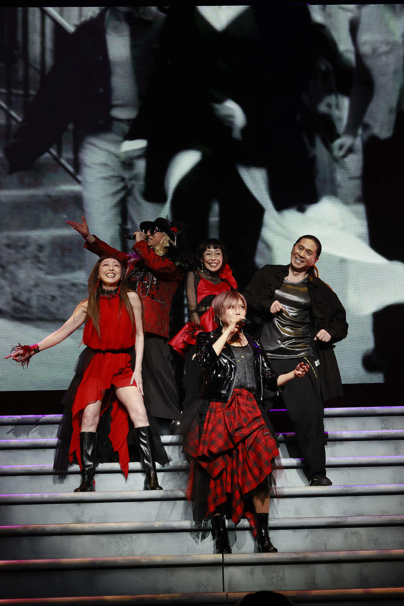 「TRF 30th Anniversary Live at　日本武道館『past and future．』」でパフォーマンスする、下から時計回りにYU－KI、CHIHARU、DJ KOO、ETSU、SAM