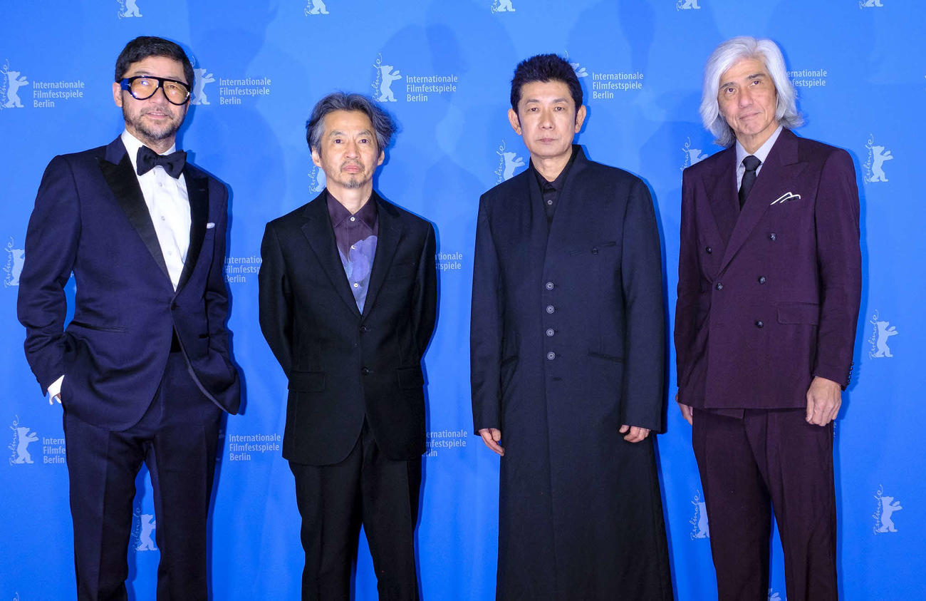 ベルリン映画祭ベルリナーレ・スペシャル部門で公式上映された映画「箱男」の、左から浅野忠信、石井岳龍監督、永瀬正敏、佐藤浩市（C）〓Olivier VIGERIE